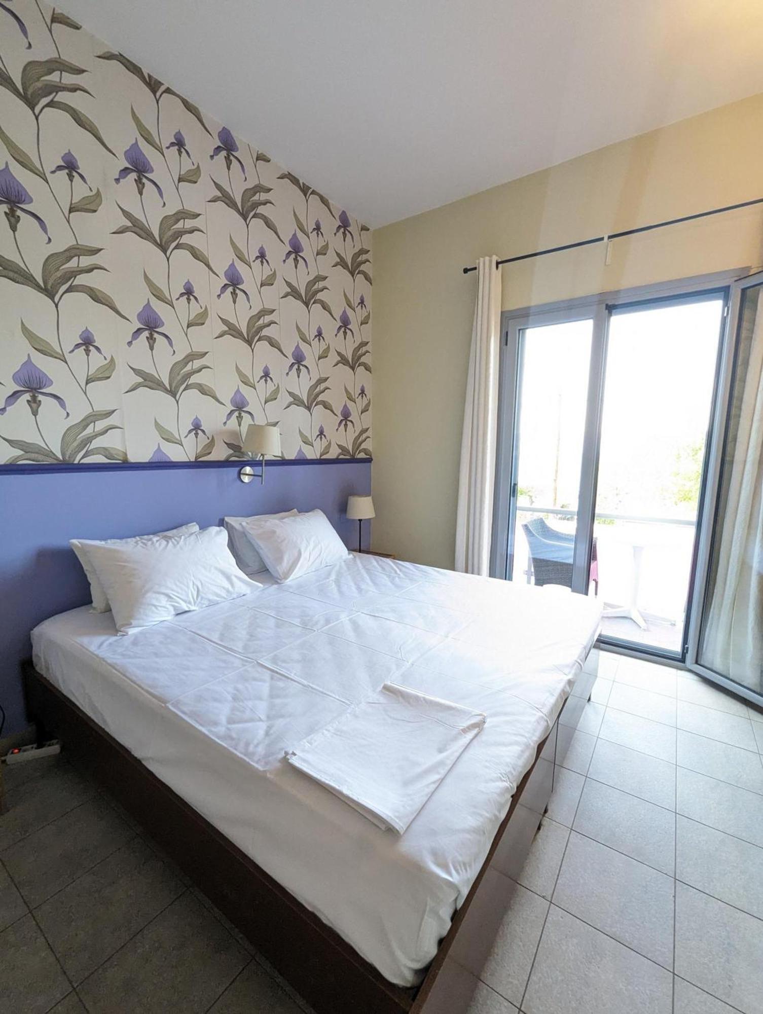 Okeania Seafront Rooms In カメナブルナ エクステリア 写真
