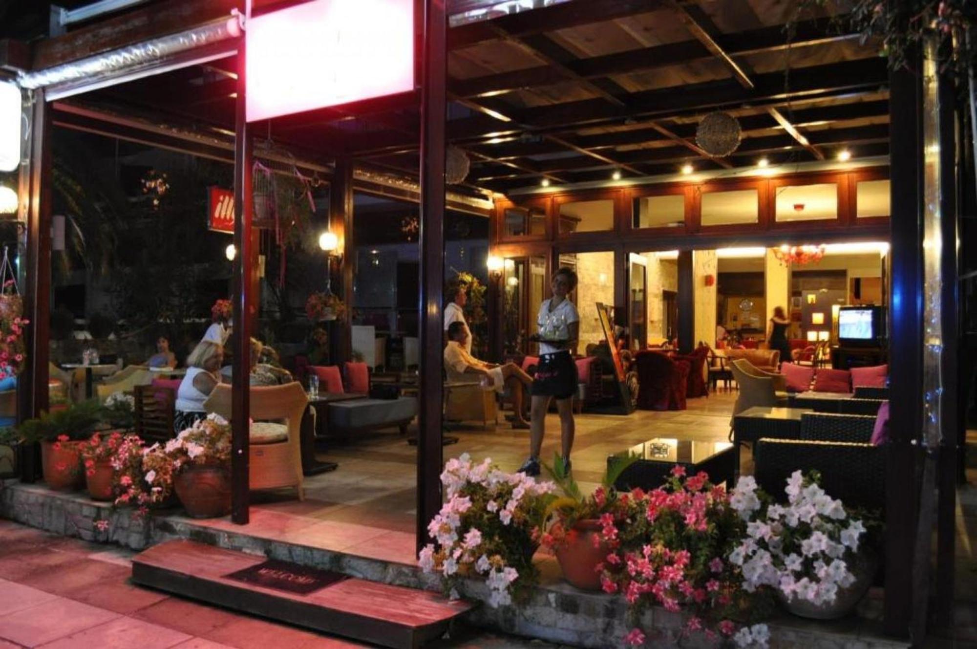 Okeania Seafront Rooms In カメナブルナ エクステリア 写真
